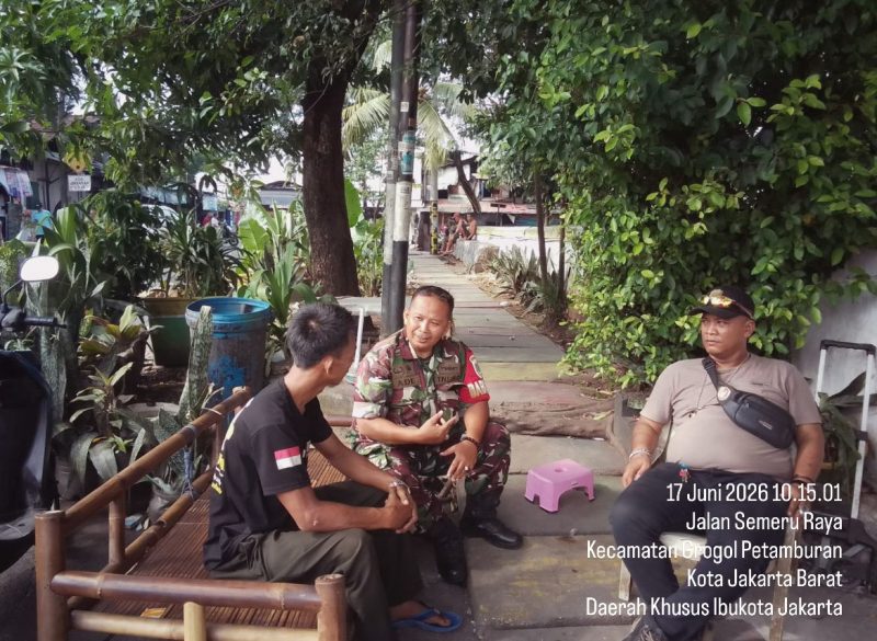 Perkuat Sinergitas, Babinsa Koramil 03/GP Jalin Komsos dengan Tokoh Masyarakat Grogol
