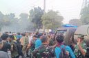 Kesigapan Denmadam Jaya Kerahkan Mobil Water Tank Padamkan Api Saat Aksi Demo di Depan UKI