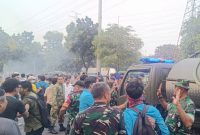 Kesigapan Denmadam Jaya Kerahkan Mobil Water Tank Padamkan Api Saat Aksi Demo di Depan UKI