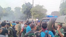 Kesigapan Denmadam Jaya Kerahkan Mobil Water Tank Padamkan Api Saat Aksi Demo di Depan UKI