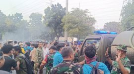 Kesigapan Denmadam Jaya Kerahkan Mobil Water Tank Padamkan Api Saat Aksi Demo di Depan UKI