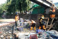 Respons Cepat Perintah Danrem 052/Wkr, Koramil 01/Taman Sari Gelar Aksi Darurat Penanganan Sampah di Kali Anak Ciliwung