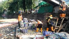 Respons Cepat Perintah Danrem 052/Wkr, Koramil 01/Taman Sari Gelar Aksi Darurat Penanganan Sampah di Kali Anak Ciliwung