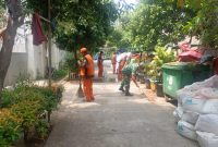 Peduli Kebersihan Lingkungan, Babinsa Koramil 01/Taman Sari Gelar Karya Bakti Bersama Petugas PPSU