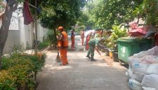 Peduli Kebersihan Lingkungan, Babinsa Koramil 01/Taman Sari Gelar Karya Bakti Bersama Petugas PPSU