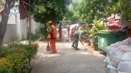 Peduli Kebersihan Lingkungan, Babinsa Koramil 01/Taman Sari Gelar Karya Bakti Bersama Petugas PPSU