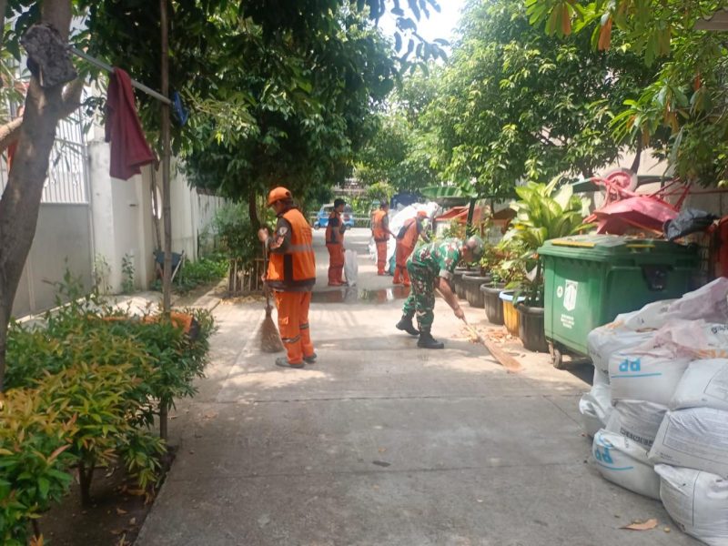 Peduli Kebersihan Lingkungan, Babinsa Koramil 01/Taman Sari Gelar Karya Bakti Bersama Petugas PPSU