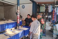 Jaga Stabilitas Bahan Pokok, Babinsa Koramil 01/Taman Sari Komsos Dengan Pengelola Pasar dan Pedagang Pasar Pecah Kulit