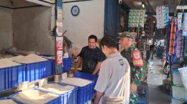 Jaga Stabilitas Bahan Pokok, Babinsa Koramil 01/Taman Sari Komsos Dengan Pengelola Pasar dan Pedagang Pasar Pecah Kulit