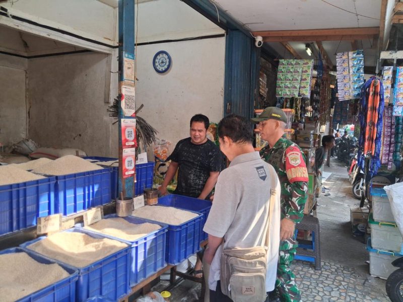 Jaga Stabilitas Bahan Pokok, Babinsa Koramil 01/Taman Sari Komsos Dengan Pengelola Pasar dan Pedagang Pasar Pecah Kulit