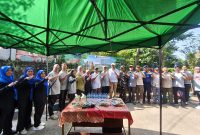 Peringati Hari Lingkungan Hidup Sedunia, Babinsa Koramil 03/GP Bersama Tiga Pilar Kolaborasi Dengan CSR Tanam Pohon di RPTRA Kota Bambu Selatan