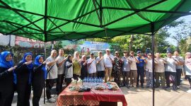 Peringati Hari Lingkungan Hidup Sedunia, Babinsa Koramil 03/GP Bersama Tiga Pilar Kolaborasi Dengan CSR Tanam Pohon di RPTRA Kota Bambu Selatan