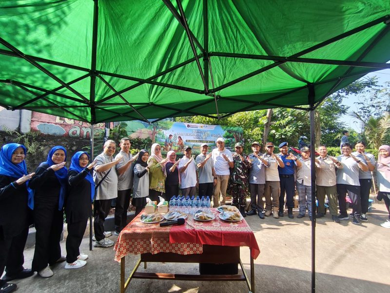 Peringati Hari Lingkungan Hidup Sedunia, Babinsa Koramil 03/GP Bersama Tiga Pilar Kolaborasi Dengan CSR Tanam Pohon di RPTRA Kota Bambu Selatan