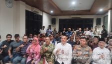 Dukung Program Danrem 052/Wkr, Danramil 01/Taman Sari Mayor Inf Manatap Rajagukguk Ajak Warga Pilah Sampah dan Jaga Keamanan