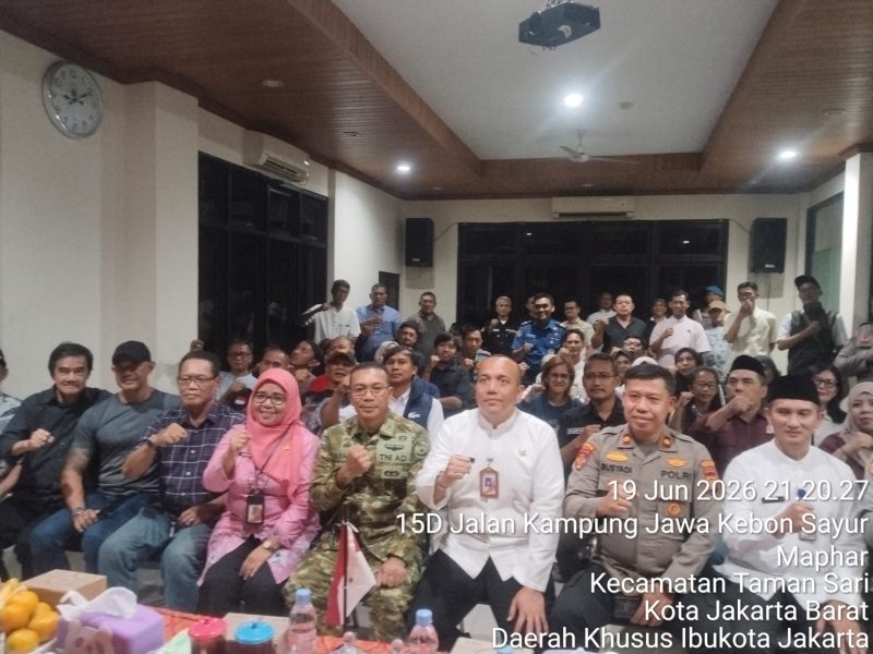 Dukung Program Danrem 052/Wkr, Danramil 01/Taman Sari Mayor Inf Manatap Rajagukguk Ajak Warga Pilah Sampah dan Jaga Keamanan