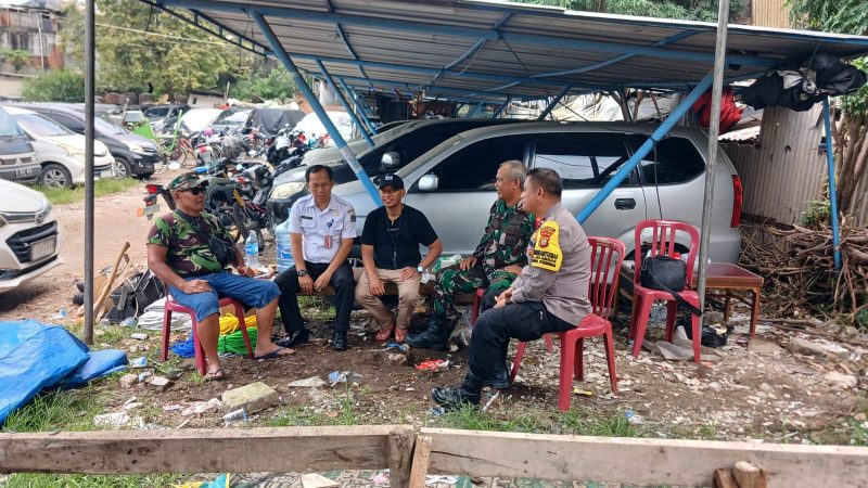 Jaga Kamtibmas, Koramil 03/GP dan Tiga Pilar Grogol Petamburan Gelar ‘Silaturahmi On The Spot’ dan Bagi Sembako ke Warga Jelambar