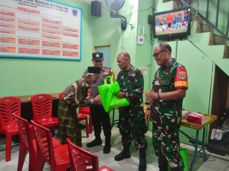 Pererat Kebersamaan, Koramil 03/GP Gelar Nobar Sepak Bola Gembira Bersama Warga Tanjung Duren Selatan