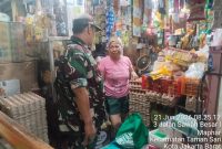 Jaga Stabilitas Pangan, Babinsa Koramil 01/Taman Sari Cek Langsung Harga Sembako di Pasar Palapa