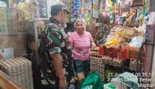 Jaga Stabilitas Pangan, Babinsa Koramil 01/Taman Sari Cek Langsung Harga Sembako di Pasar Palapa