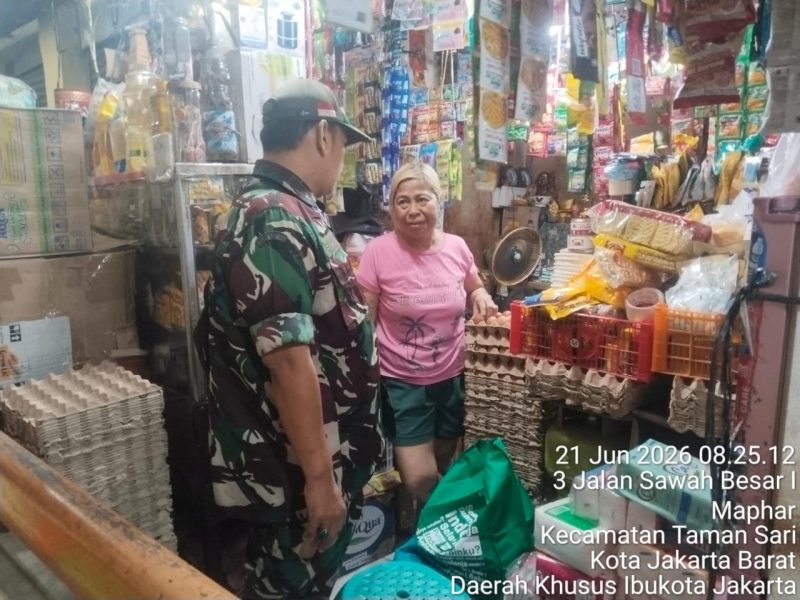 Jaga Stabilitas Pangan, Babinsa Koramil 01/Taman Sari Cek Langsung Harga Sembako di Pasar Palapa