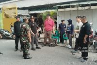 Sinergi Jaga Kebersihan Lingkungan, Babinsa Koramil 01/Taman Sari Komsos Dengan Kasi Ekbang dan Perangkat Masyarakat Kelurahan Maphar Gencarkan Program Pilah Sampah