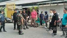 Sinergi Jaga Kebersihan Lingkungan, Babinsa Koramil 01/Taman Sari Komsos Dengan Kasi Ekbang dan Perangkat Masyarakat Kelurahan Maphar Gencarkan Program Pilah Sampah