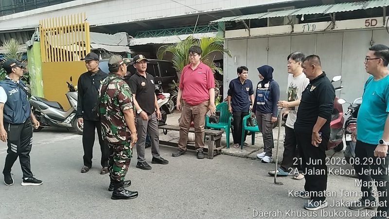 Sinergi Jaga Kebersihan Lingkungan, Babinsa Koramil 01/Taman Sari Komsos Dengan Kasi Ekbang dan Perangkat Masyarakat Kelurahan Maphar Gencarkan Program Pilah Sampah
