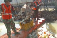Antisipasi Banjir dan Tumpukan Sampah, Babinsa Koramil 01/Taman Sari Gelar Karya Bakti Bersihkan Kali Beton Maphar