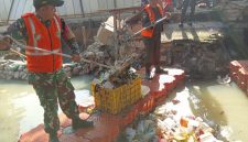 Antisipasi Banjir dan Tumpukan Sampah, Babinsa Koramil 01/Taman Sari Gelar Karya Bakti Bersihkan Kali Beton Maphar