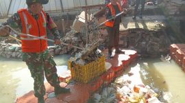 Antisipasi Banjir dan Tumpukan Sampah, Babinsa Koramil 01/Taman Sari Gelar Karya Bakti Bersihkan Kali Beton Maphar