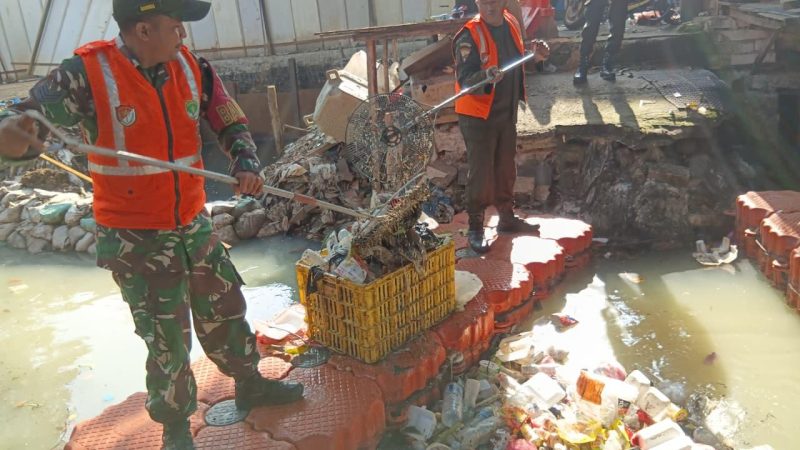 Antisipasi Banjir dan Tumpukan Sampah, Babinsa Koramil 01/Taman Sari Gelar Karya Bakti Bersihkan Kali Beton Maphar