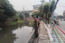 Antisipasi Banjir dan Genangan, Babinsa Koramil 01/Taman Sari Cek Intensif Tinggi Muka Air Sungai