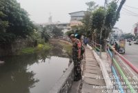 Antisipasi Banjir dan Genangan, Babinsa Koramil 01/Taman Sari Cek Intensif Tinggi Muka Air Sungai
