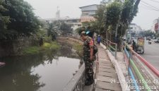Antisipasi Banjir dan Genangan, Babinsa Koramil 01/Taman Sari Cek Intensif Tinggi Muka Air Sungai