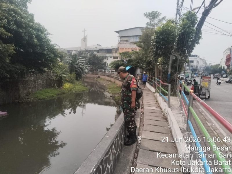 Antisipasi Banjir dan Genangan, Babinsa Koramil 01/Taman Sari Cek Intensif Tinggi Muka Air Sungai
