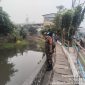 Antisipasi Banjir dan Genangan, Babinsa Koramil 01/Taman Sari Cek Intensif Tinggi Muka Air Sungai
