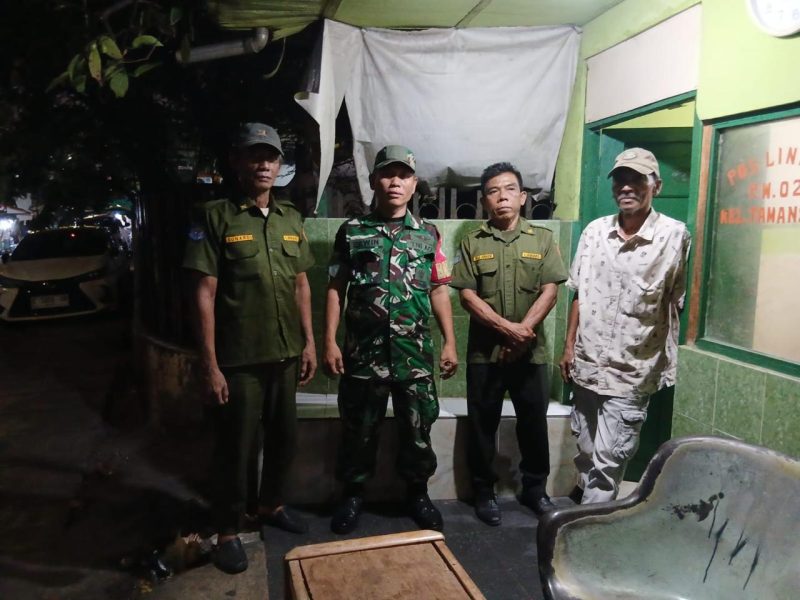 Perketat Keamanan Malam Hari, Babinsa Koramil 01/Taman Sari Gelar Siskamling Bersama Warga
