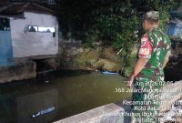 Pantau Kondisi Wilayah, Koramil 01/Taman Sari Pastikan Ketinggian Air Sungai Normal dan Bebas Genangan