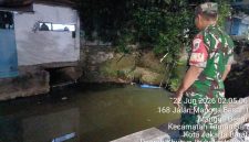 Pantau Kondisi Wilayah, Koramil 01/Taman Sari Pastikan Ketinggian Air Sungai Normal dan Bebas Genangan