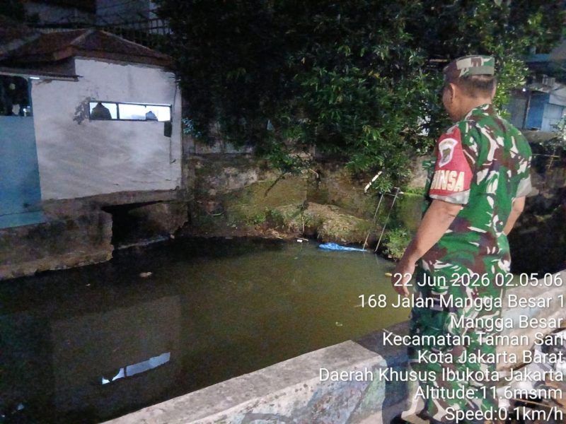 Pantau Kondisi Wilayah, Koramil 01/Taman Sari Pastikan Ketinggian Air Sungai Normal dan Bebas Genangan