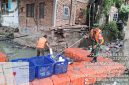 Dukung Program Danrem 052/Wkr, Koramil 01/Taman Sari Gelar Pembersihan Sampah di Kali Beton
