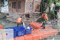 Dukung Program Danrem 052/Wkr, Koramil 01/Taman Sari Gelar Pembersihan Sampah di Kali Beton