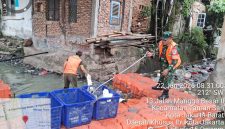 Dukung Program Danrem 052/Wkr, Koramil 01/Taman Sari Gelar Pembersihan Sampah di Kali Beton