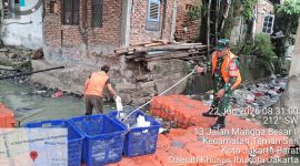 Dukung Program Danrem 052/Wkr, Koramil 01/Taman Sari Gelar Pembersihan Sampah di Kali Beton