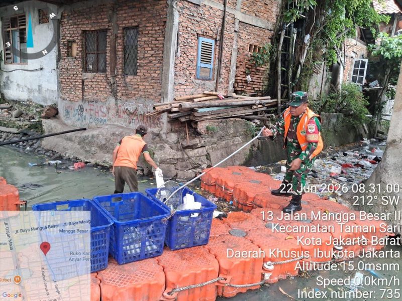 Dukung Program Danrem 052/Wkr, Koramil 01/Taman Sari Gelar Pembersihan Sampah di Kali Beton