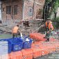 Dukung Program Danrem 052/Wkr, Koramil 01/Taman Sari Gelar Pembersihan Sampah di Kali Beton