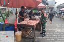 ​Jaga Stabilitas Pangan, Babinsa Koramil 01/Taman Sari Monitor Langsung Harga Sembako di Pasar Pecah Kulit Pinangsia

​KODAM JAYA, JAKARTA BARAT – Dalam rangka mengantisipasi fluktuasi harga dan memastikan ketersediaan kebutuhan pokok masyarakat, Babinsa Koramil 01/Taman Sari jajaran Kodim 0503/Jakarta Barat melaksanakan monitoring langsung di Pasar Pecah Kulit Pinangsia, Jalan Mangga Besar IX, Kelurahan Pinangsia, Kecamatan Taman Sari, Jakarta Barat, Senin (22/06/2026).

​Kegiatan pemantauan ini dilakukan untuk menghimpun data riil perkembangan harga sembilan bahan pokok (sembako) serta memastikan tidak adanya kelangkaan barang yang dapat memicu keresahan di masyarakat wilayah jajaran Kodam Jaya.

​Danramil 01/Taman Sari, Mayor Inf Manatap Rajagukguk, S.E., M.H., menyampaikan bahwa kegiatan monitoring ini merupakan wujud kepedulian TNI AD dalam mendukung program ketahanan pangan nasional serta membantu pemerintah daerah dalam menjaga stabilitas ekonomi di tingkat wilayah.
​