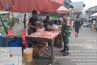 ​Jaga Stabilitas Pangan, Babinsa Koramil 01/Taman Sari Monitor Langsung Harga Sembako di Pasar Pecah Kulit Pinangsia

​KODAM JAYA, JAKARTA BARAT – Dalam rangka mengantisipasi fluktuasi harga dan memastikan ketersediaan kebutuhan pokok masyarakat, Babinsa Koramil 01/Taman Sari jajaran Kodim 0503/Jakarta Barat melaksanakan monitoring langsung di Pasar Pecah Kulit Pinangsia, Jalan Mangga Besar IX, Kelurahan Pinangsia, Kecamatan Taman Sari, Jakarta Barat, Senin (22/06/2026).

​Kegiatan pemantauan ini dilakukan untuk menghimpun data riil perkembangan harga sembilan bahan pokok (sembako) serta memastikan tidak adanya kelangkaan barang yang dapat memicu keresahan di masyarakat wilayah jajaran Kodam Jaya.

​Danramil 01/Taman Sari, Mayor Inf Manatap Rajagukguk, S.E., M.H., menyampaikan bahwa kegiatan monitoring ini merupakan wujud kepedulian TNI AD dalam mendukung program ketahanan pangan nasional serta membantu pemerintah daerah dalam menjaga stabilitas ekonomi di tingkat wilayah.
​
