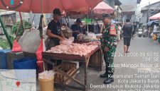 Jaga Stabilitas Pangan, Babinsa Koramil 01/Taman Sari Monitor Langsung Harga Sembako di Pasar Pecah Kulit Pinangsia
KODAM JAYA, JAKARTA BARAT – Dalam rangka mengantisipasi fluktuasi harga dan memastikan ketersediaan kebutuhan pokok masyarakat, Babinsa Koramil 01/Taman Sari jajaran Kodim 0503/Jakarta Barat melaksanakan monitoring langsung di Pasar Pecah Kulit Pinangsia, Jalan Mangga Besar IX, Kelurahan Pinangsia, Kecamatan Taman Sari, Jakarta Barat, Senin (22/06/2026).
Kegiatan pemantauan ini dilakukan untuk menghimpun data riil perkembangan harga sembilan bahan pokok (sembako) serta memastikan tidak adanya kelangkaan barang yang dapat memicu keresahan di masyarakat wilayah jajaran Kodam Jaya.
Danramil 01/Taman Sari, Mayor Inf Manatap Rajagukguk, S.E., M.H., menyampaikan bahwa kegiatan monitoring ini merupakan wujud kepedulian TNI AD dalam mendukung program ketahanan pangan nasional serta membantu pemerintah daerah dalam menjaga stabilitas ekonomi di tingkat wilayah.
