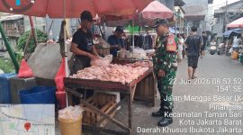 ​Jaga Stabilitas Pangan, Babinsa Koramil 01/Taman Sari Monitor Langsung Harga Sembako di Pasar Pecah Kulit Pinangsia

​KODAM JAYA, JAKARTA BARAT – Dalam rangka mengantisipasi fluktuasi harga dan memastikan ketersediaan kebutuhan pokok masyarakat, Babinsa Koramil 01/Taman Sari jajaran Kodim 0503/Jakarta Barat melaksanakan monitoring langsung di Pasar Pecah Kulit Pinangsia, Jalan Mangga Besar IX, Kelurahan Pinangsia, Kecamatan Taman Sari, Jakarta Barat, Senin (22/06/2026).

​Kegiatan pemantauan ini dilakukan untuk menghimpun data riil perkembangan harga sembilan bahan pokok (sembako) serta memastikan tidak adanya kelangkaan barang yang dapat memicu keresahan di masyarakat wilayah jajaran Kodam Jaya.

​Danramil 01/Taman Sari, Mayor Inf Manatap Rajagukguk, S.E., M.H., menyampaikan bahwa kegiatan monitoring ini merupakan wujud kepedulian TNI AD dalam mendukung program ketahanan pangan nasional serta membantu pemerintah daerah dalam menjaga stabilitas ekonomi di tingkat wilayah.
​